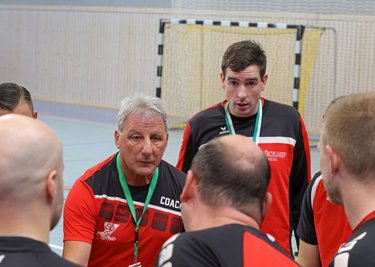 Ohne Handball fehlt dem 70-jährigen Bernd Berthold etwas im Leben - weshalb er bei der HSG das Traineramt übernommen hat.