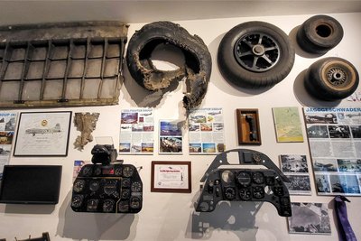 Zerfetzte Reifen, Cockpitinstrumente. Das Museum zeigt vor allem Originalteile, aber auch originalgetreue Nachbauten der abgestürzten Flugzeuge.