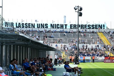 Fans des Chemnitzer FC sind beim Auswärtsspiel in Bayern am Samstag nicht nur mit diesem Transparent aufgefallen. Einzelne Anhänger beschimpften den CFC-Sportdirektor antisemistisch.. 