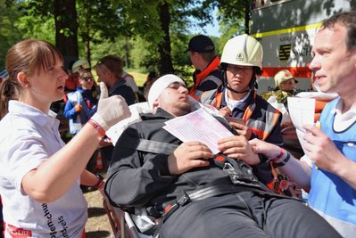 Retter Hand in Hand: Wenn es um das Bergen von verletzten Personen geht, zählt jede Minute. 