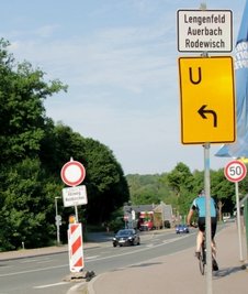 Autofahrer, die an der Göltzschtalstraße der Umleitung folgen, ahnen nicht, dass sie in zwei Minuten im Stadtzentrum Lengenfeld wären.