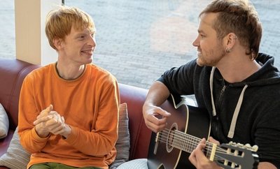 Wenn Wohnbereichsleiter Daniel Weiss Michel auf der Gitarre vorspielt, ist das für diesen besonderen Menschen wie Balsam für die Seele. Genauso liebt es Michel, auf dem Trampolin zu springen. 
