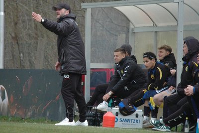 Die Lunzenauer Fußballer scheinen Karsten Oswald (l.) ans Herz gewachsen zu sein. Trotz seines Einstiegs bei Regionalligist FC Eilenburg bleibt er auch dem SV Fortschritt erhalten und stand auch in Naunhof an der Seitenlinie.