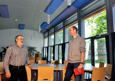 Pfarrer Stefan Konnerth (links) und Gestalter Claudius Hartmann im Martin-Luther-Saal: Künftig sollen hier die Hortkinder der im gleichen Gebäude untergebrachten Kita Schatzinsel betreut werden. Um trotzdem die öffentliche Nutzung zu gewährleisten, müssen flexible Trennwände und Ähnliches nach Hortende entfernt werden.