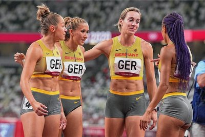 Eher ernüchtert statt zufrieden: Gina Lückenkemper,, Rebekka Haase, Alexandra Burghardt und Tatjana Pinto (v.l) nach dem Rennen. 