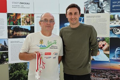 Freuen sich auf die 10. Auflage des Zwickau Triathlons: Organisationschef Wolfgang Hertrampf (links) und Paralympics-Sieger Martin Schulz vom SC DHfK Leipzig. 