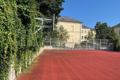 Grün ist es ja: Der Allwettersportplatz an der Dörnerzaunstraße bietet sich zum Basketballspielen an, ist derzeit aber geschlossen.