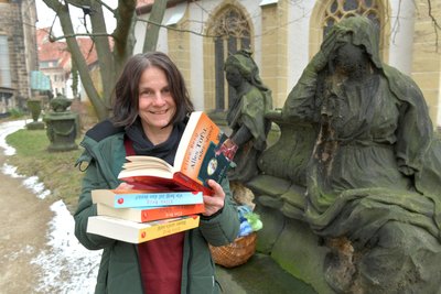 Jana Tschapek (Foto) und drei Mithelferinnen betreuen zum Adventsmarkt am Freiberger Dom insgesamt neun Stände sowie Kuchentheke und Tombola.