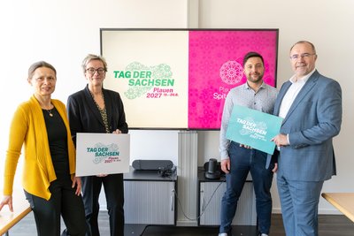 Vorstellung des neuen Logos durch Katja Schmidt von der Arge, Birgit Kretschmer, Leiterin der Geschäftsstelle Tag der Sachsen, Stabsleiter Lars Krämer und OB Steffen Zenner (von links nach rechts).