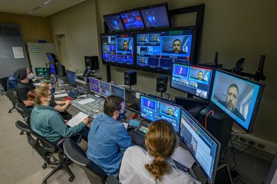 Studenten der Hochschule in Mittweida haben am Donnerstag den Livestream zum Studieninfotag im hochschuleigenen Fernsehstudio produziert.