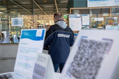  Mitarbeitern der Landkreisverwaltung kontrollieren - wie hier im Landkreis Sächsische Schweiz-Osterzgebirge - die Einhaltung der 2G-Regeln. Im Erzgebirgskreis sind seit Mitte November vier Teams im Einsatz, die aus zwei Mitarbeitern der Verwaltung bestehen, jeweils von einem Polizisten unterstützt. Foto: Daniel Schäfer/dpa-Zentralbild
