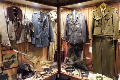 Sammlung von Uniformen, der an Luftkämpfen beteiligten deutschen, amerikanischen und britischen Piloten.