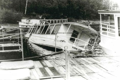 Am 2. Mai 1974 sank das Fahrgastschiff Elstertal über die Steuerbordseite während des Einschleppens.