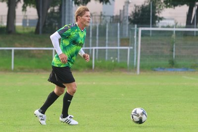 Ex-Nationalspieler Dariuz Wosz (17 Einsätze für Deutschland) präsentierte sich in Glauchau auch mit 56 Jahren noch in Topform und wieselflink.