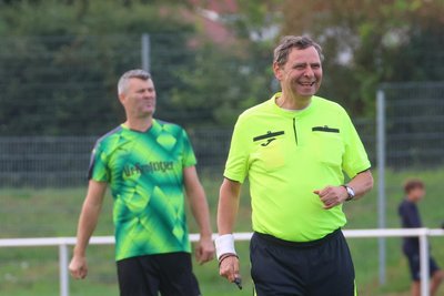Schiedsrichter-Legende Bernd Heynemann hatte die Partie sicher im Griff und genug Zeit für Späße.