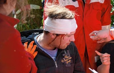 Schwere Verletzungen wurden mit Schminke realitätsgetreu nachgestellt. 