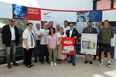 Die Organisatoren und Unterstützer des 10. Zwickau-Triathlons präsentierten zur Pressekonferenz unter anderem das Jubiläums-Shirt. 