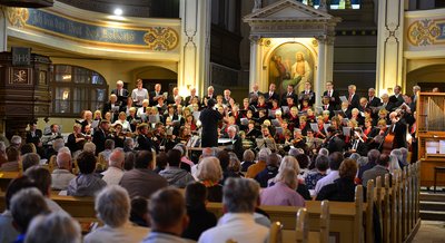 Unter der Leitung der Kantoren Carsten Hauptmann aus Frankenberg und Ekkehard Hübler aus Flöha erklangen Werke für Chor und Orchester in der Frankenberger Kirche. Zu Gast war das Ensemble Musica Sacra aus Chemnitz, gegründet von Mitglieder der Robert-Schumann-Philharmonie. Als Solisten wirken Birte Kulawik (Sopran), Annekatrin Laabs (Alt), Johannes Pietzonka (Tenor) und Sebastian G. Schmidt (Bass) mit. 