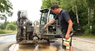 Die Ursache der Umleitung: Bohrarbeiten auf der Polenzstraße (B94) für die Erneuerung der Gasleitung. Tony Kögler von der beauftragten Firma reinigt hier gerade die dazu verwendete Horizontalbohrmaschine.