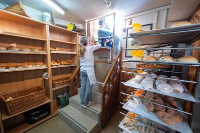 Der Verkauf von Brötchen und süßen Teilchen erfolgt in der Bäckerei Winter direkt aus der Backstube im Untergeschoss auf die Schloßstraße.
