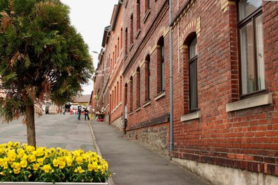 Die Klinkerbauweise der Wohnhäuser der Augustusstraße und der Turnhalle gehen auf denselben Baumeister zurück.