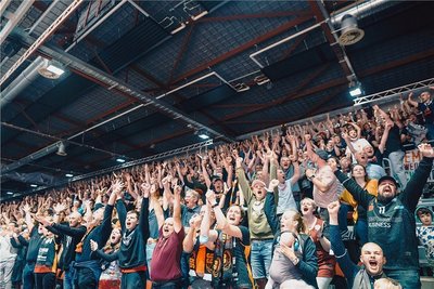 Bis zu 4700 geimpfte, genesene oder getestete Fans hätten in die Messe kommen können. Die 3700, die den Weg zum Niners-Heimspiel auf sich genommen haben, sahen ein echtes Spektakel.