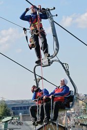 Retter Tilo Hammer (oben) sowie Ralf Hahn (l.) und Wolfgang Gans im Sessellift bei der Übung in Eibenstock. 