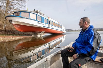 Am Mittwoch wurde das zweite Fahrgastschiff über die Slipanlage zu Wasser gelassen. 120 Meter wurden überwunden. Michael Friedrich gab über Funk Anweisungen an den Steuermann.
