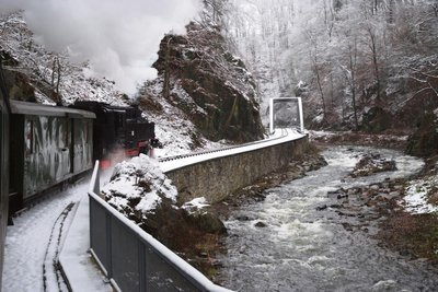 Im Winter dampft die Weißeritztalbahn besonders idyllisch durchs Osterzgebirge. Auch in diesem Jahr geht es im Advent wieder los.
