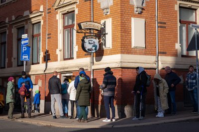 Vor allem Samstagfrüh bildet sich an der Bäckerei an der Schloßstraße eine lange Schlange wartender Kunden.