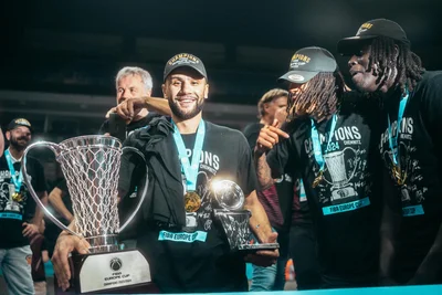 Kaza Kajami-Keane nach dem Finale in Istanbul mit dem Europapokal und dem Pokal für den wertvollsten Spieler.