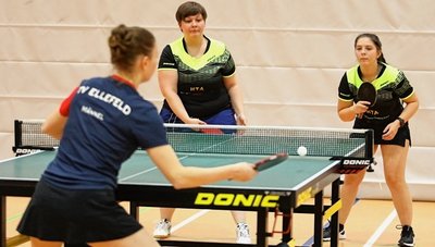 Clara-Sophie Günther und Jennifer Herrmann (r.) steuerten für den TTC Annaberg jeweils einen Einzelsieg bei, konnten aber wie ihre Mannschaftskolleginnen ihr Doppel nicht gewinnen. 