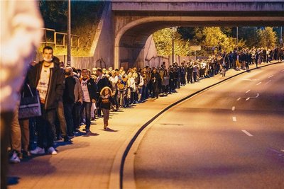 Vor dem Spiel hatte sich eine lange Schlange vor dem Einlass gebildet, denn alle Fans mussten penibel kontrolliert werden. Es schafften aber alle pünktlich auf ihre Plätze.