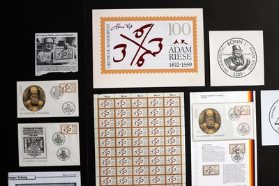 Eine Briefmarke zur Erinnerung an Rechenmeister Adam Ries, entworfen von Harry Scheuner.