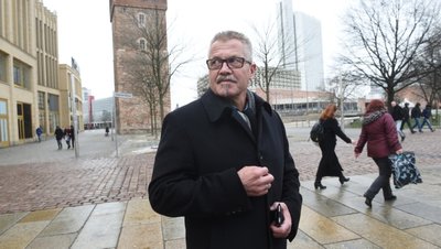 Der verantwortliche Bürgermeister für Recht und Ordnung, Miko Runkel, nahe der Zentralhaltestelle.