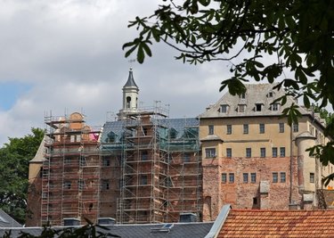 Noch stehen Baugerüste am Schloss Lichtenstein. Doch inzwischen sind erste Ergebnisse der Restauration und Rekonstruktion weithin sichtbar.