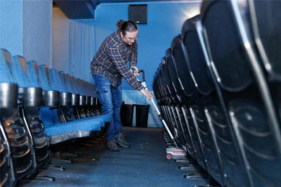 Müll einsammeln und mit der Kehrmaschine den Kinosaal reinigen, heißt es für Theaterleiter Daniel Büschel und sein Team im Gloria Filmpalast mittlerweile nach jeder Vorstellung. Käseflecken an der Leinwand lassen sich aber nicht mal so unkompliziert säubern.