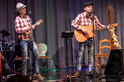 Rocco und Marc begeisterten mit einer Mischung aus Volksmusik und Country. Später tauften sie ihre neue CD auf der Bühne.