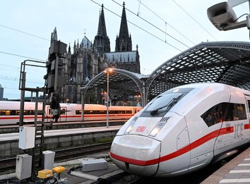 Die Bahn hält an ihrem Pünktlichkeitsziel von mindestens 60 Prozent im Fernverkehr im Gesamtjahr fest. (Archivbild)