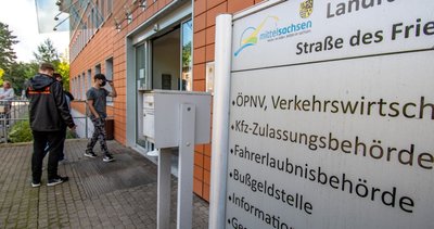 Lange Wartezeiten für Bürger an der Fahrerlaubnisbehörde sorgen schon seit Wochen für Kritik. Nun wird für ältere Leute, die ihren Führerschein tauschen sollen, die Zeit knapp. 
