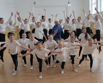 Bürger Lars Dietrich (Mitte) stattete der Tanzschule Karo Dancers jetzt einen Besuch ab. 