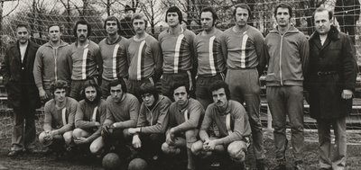 Diese Krumhermersdorfer Mannschaft schaffte 1976 den Aufstieg in die DDR-Liga: Trainer Heinz Weber, Peter Haase, Gert Harnisch, Gottfried Fritzsche, Bernd Brödner, Willi Lang, Günter Messig, Steffen Güldner, Klaus Wollnitzke, Mannschaftsleiter Herbert Göpfert (hinten v.l.n.r.), Fritz Päßler, Johnny Schuffenhauer, Steffen Richter, Volker Uhlmann, Frank Hunger und Jürgen Günther (vorne v.l.n.r.). Der Mythos des "Fußballdorfes" war geboren.
