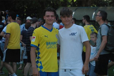 Familienbesuch aus der Heimat: Beim Testspiel gegen Hansa Rostock schaute auch Sidney Raebigers Familie vorbei. Sein jüngerer Bruder Cyril (r.) wechselte im Sommer ebenfalls: Von Fortuna Langenau zu den B-Junioren des BSC Freiberg.