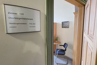 Am Amtszimmer der Oberbürgermeisterin im Oelsnitzer Rathaus war der Name der neuen Stadtchefin am Dienstag schon zu lesen.