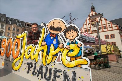 Der Standort für den neuen Plauener Foto-Punkt vor dem Rathaus wurde ganz bewusst gewählt. Gemeinsam mit Künstler André Wolf wurde das Kunstwerk jetzt eingeweiht.