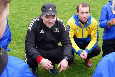 Auch Jugendleiter Andre Hunger (rechts) hörte André Mäbert gespannt zu.