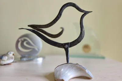 Ein geschmiedeter Sperk auf Perlmutter: Das Abschiedsgeschenk aus Adorf, hergestellt von Kämmerin Sylvia Donath, steht jetzt im Amtszimmer von Silke Jahn.