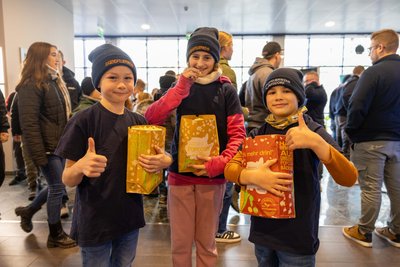 Luc (von links), Tanja und Philo von der Jugendfeuerwehr Hilbersdorf hatten sich mit Popcorn ausgerüstet.