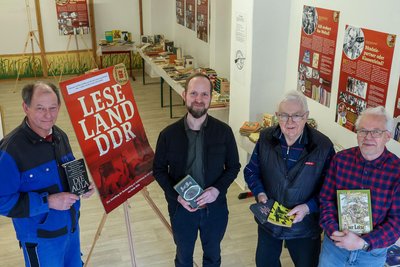 Karl-May-Haus-Chef Marian Bertz (2. v. l.) hat rare DDR-Ausgaben beigesteuert.