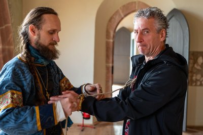 Rocco Richter ist ein byzantinischer Beamter auf Reisen. Er legt dem „Freie Presse“-Redakteur Hand- und Halsfessel an.